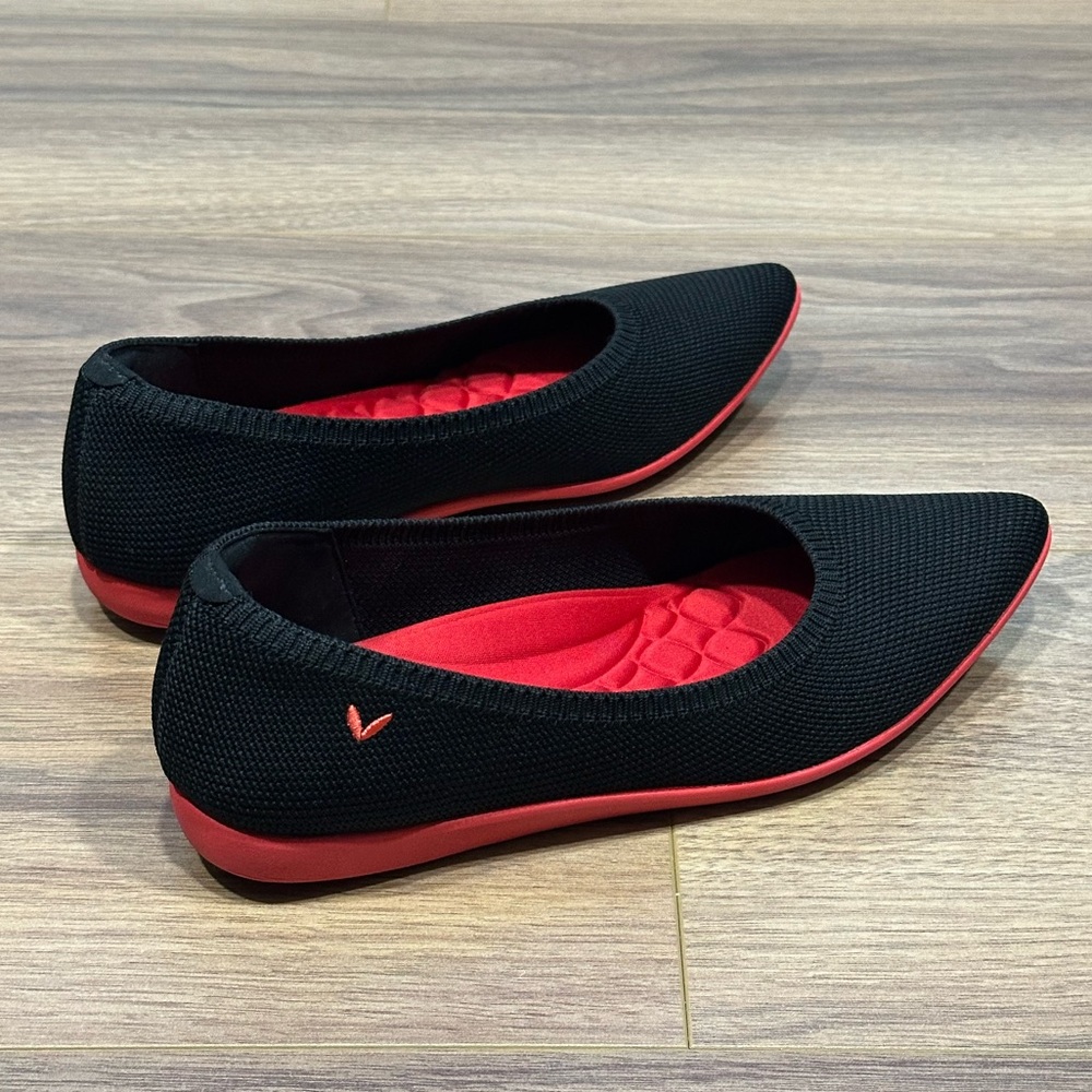 Vivaia Lightweight Pointed-Ballet Flats (Aria Walker) in Black/Red Size 39.5 - Picture 5 of 15